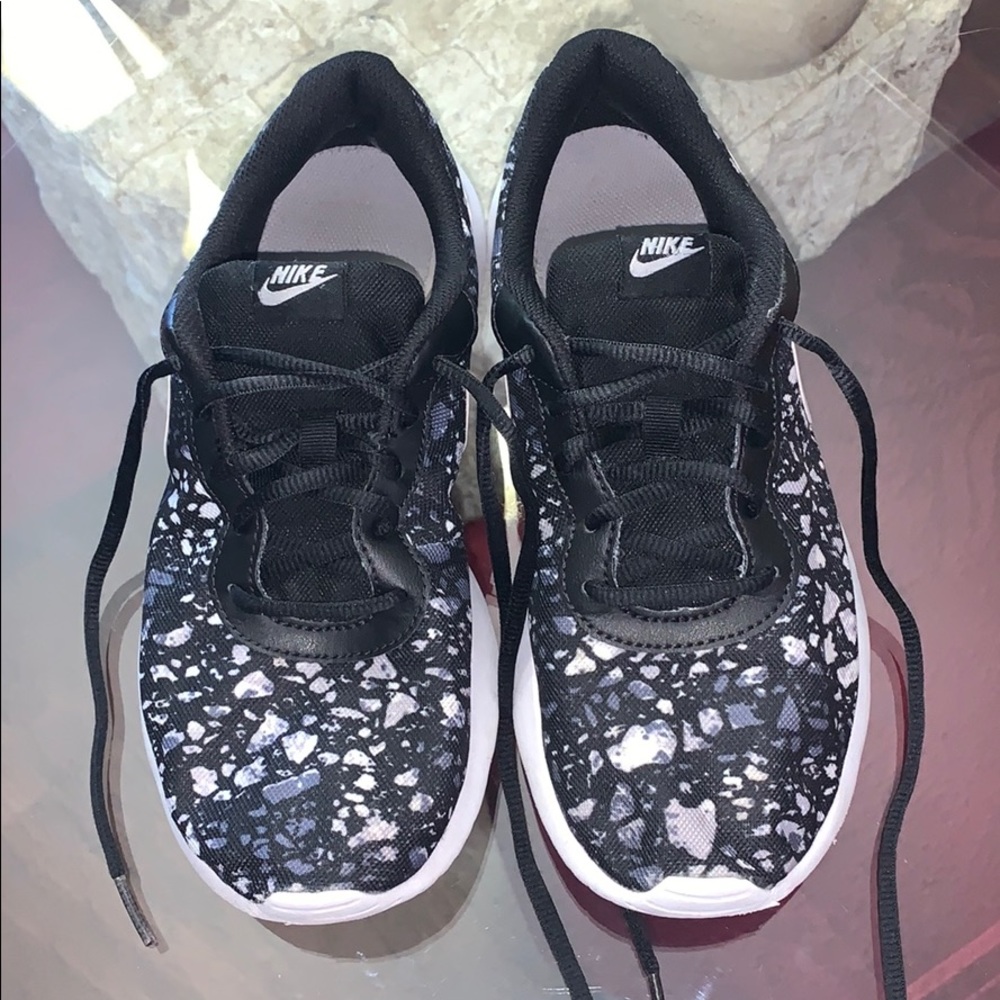 Nike Tennis Shoes (5.5Y / 7 Adult) - Picture 2 of 6